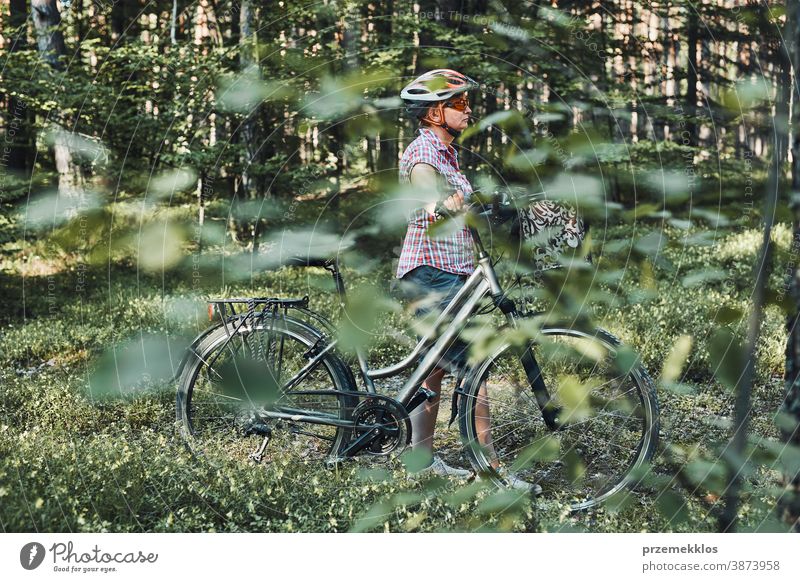 Aktive Frau verbringt freie Sommerferien auf einer Fahrradtour im Wald Freude Freiheit fallen Erholung Abenteuer genießen Waldlandschaft Waldbäume Schneise