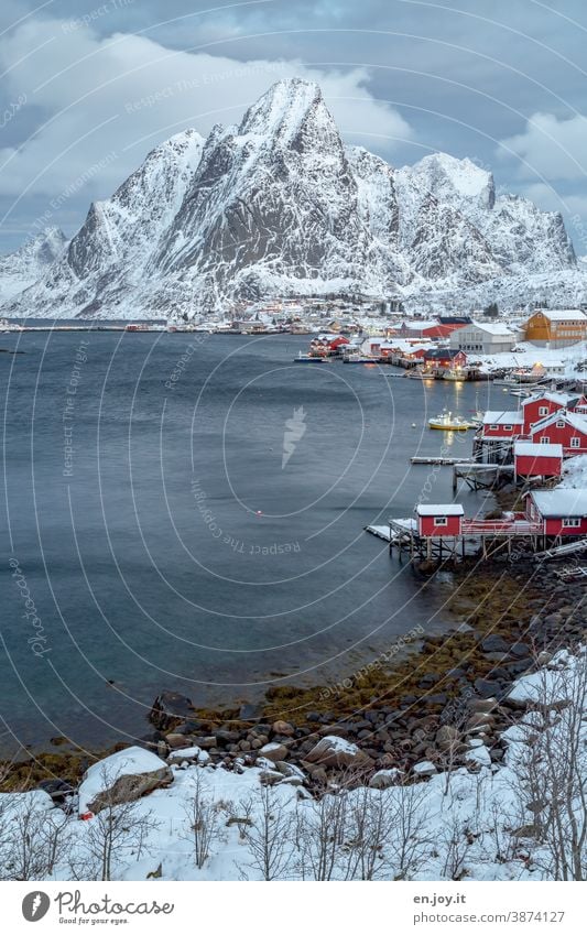 Reine auf den Lofoten im Winter Blau Norwegen Skandinavien Schnee Abend Berg Rorbuer Fjord Reinefjorden Küste Norden Ferien & Urlaub & Reisen Fischerhütte