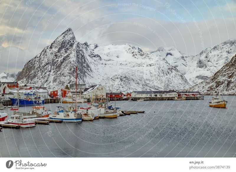 Der Hafen von Hamnoy auf den Lofoten mit Fischerbooten im Winter Norwegen Skandinavien Berge u. Gebirge Schneebedeckte Gipfel Ferien & Urlaub & Reisen Reine