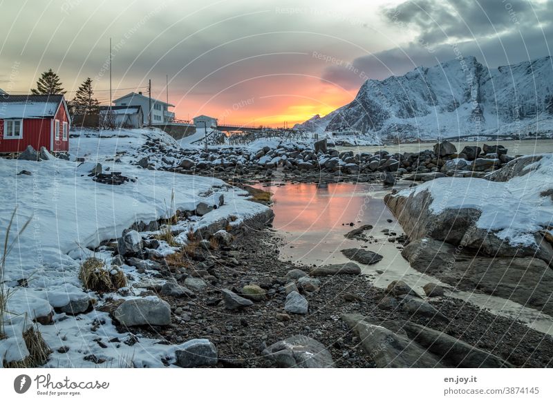 Farbkombination | hell und dunkel...Sonnenuntergang in Reine auf den Lofoten im Winter Norwegen Skandinavien Hamnøy Rorbuer Hütte Schnee Felsen Wasser Himmel