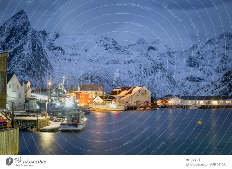 Blaue Stunde im Hafen von Hamnoy auf den Lofoten Norwegen Skandinavien Norden Wiese Schnee kalt Berge u. Gebirge Schneebedeckte Gipfel blau blaue Stunde Abend