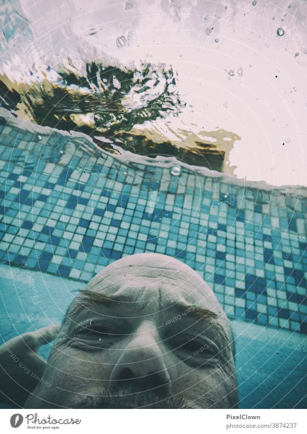 Poseidon nach dem Aufstehen tauchen Wasser Unterwasseraufnahme Schwimmen & Baden Schwimmbad Luftblase Meer blau Sommer Mann Gesicht Himmel