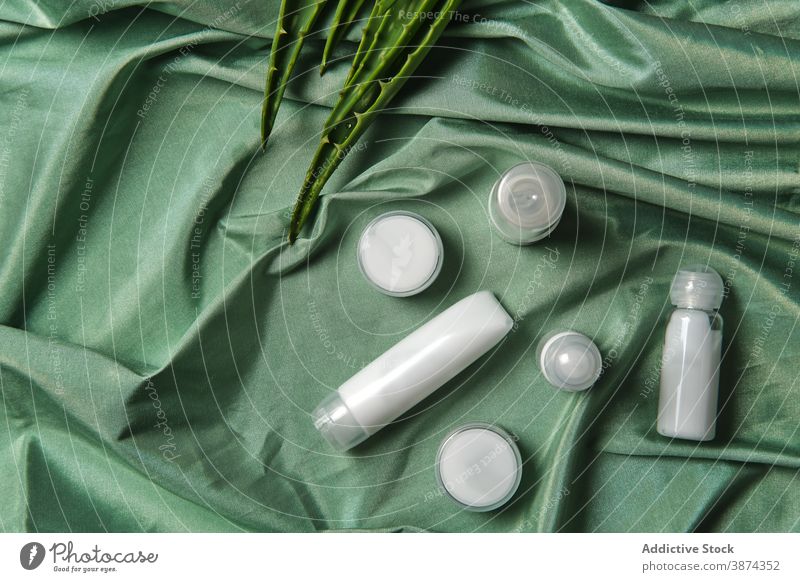 Aloe-Blätter und Hautpflegeprodukte auf grünem Tuch natürlich Blatt Produkt Kosmetik Pflanze Leckerbissen organisch Kosmetologie Schönheit Routine Öko Pflege