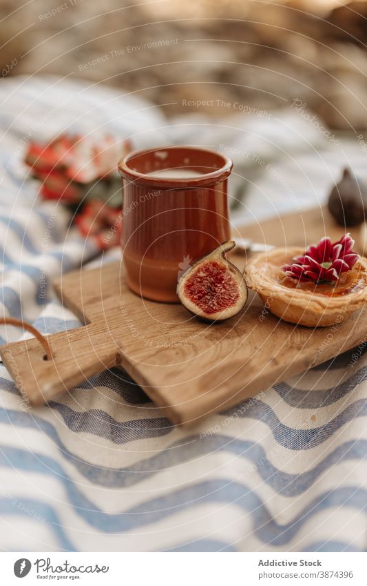 Leckeres Essen auf Holzbrett für Picknick Lebensmittel Decke süß trinken Dessert Kakao Törtchen Park lecker hölzern Holzplatte geschmackvoll Getränk Nutzholz