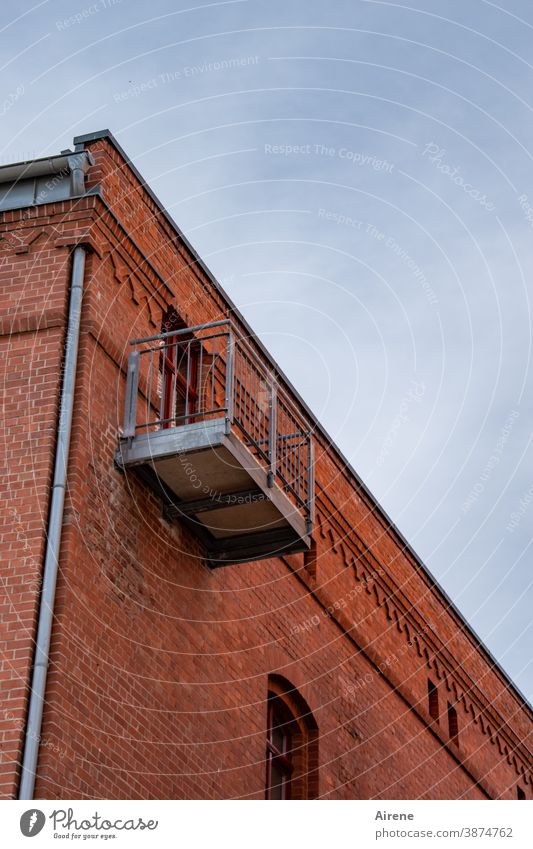 Drinbleiben mit Draußen Fassade Balkon hoch steil schwindlig Backstein Regenrinne fensterlos düster frische Luft sonnen Sonnenbad Erholung Freizeit entspannen