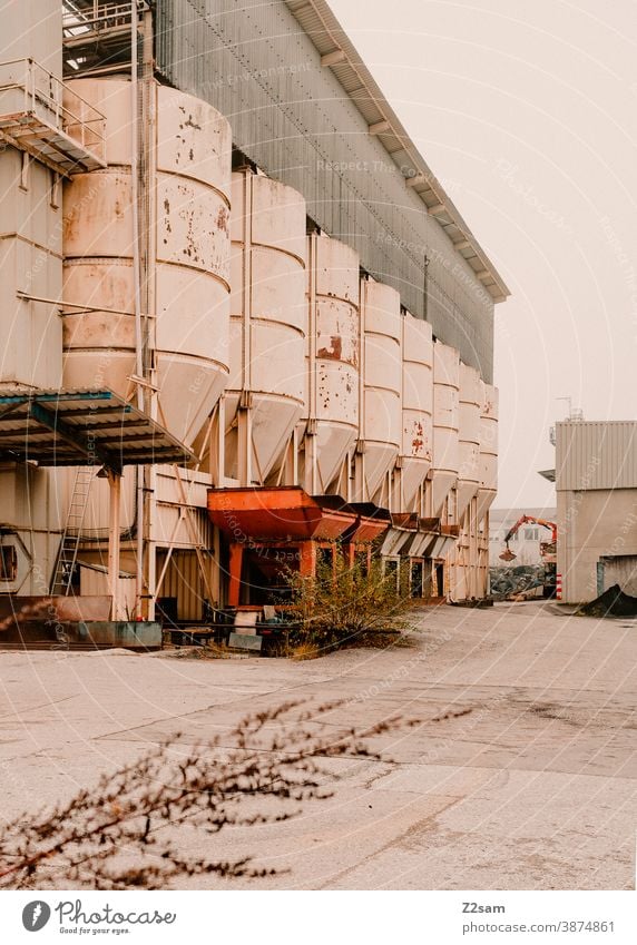 Industriehalle mit Silos industrie industriehalle tor architektur produktion grau weiß clean linien grafisch gebäude Garage Menschenleer Verkehr Parkhaus