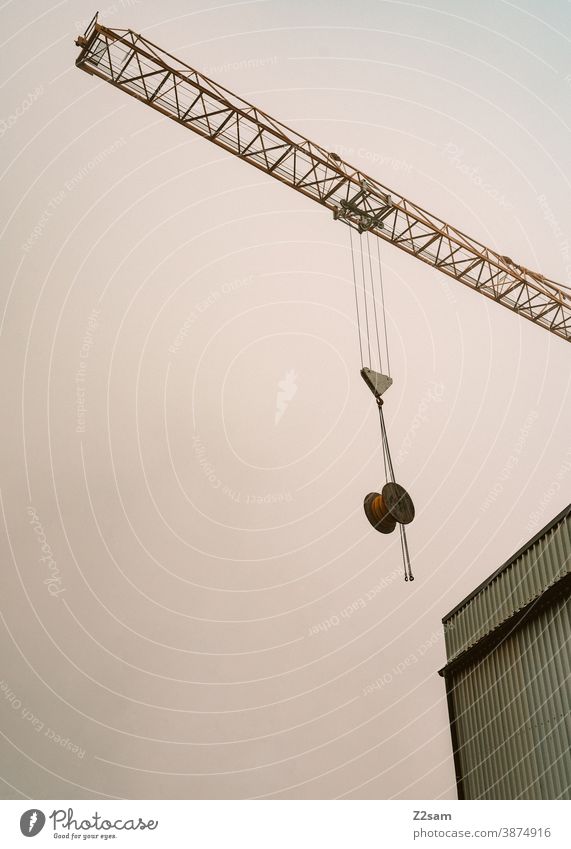 Kran vor Industrieanlage industrieanlage kran lastenkran lastenträger Hafen Hafenstadt Güterverkehr & Logistik Farbfoto Außenaufnahme baustelle industriegebiet