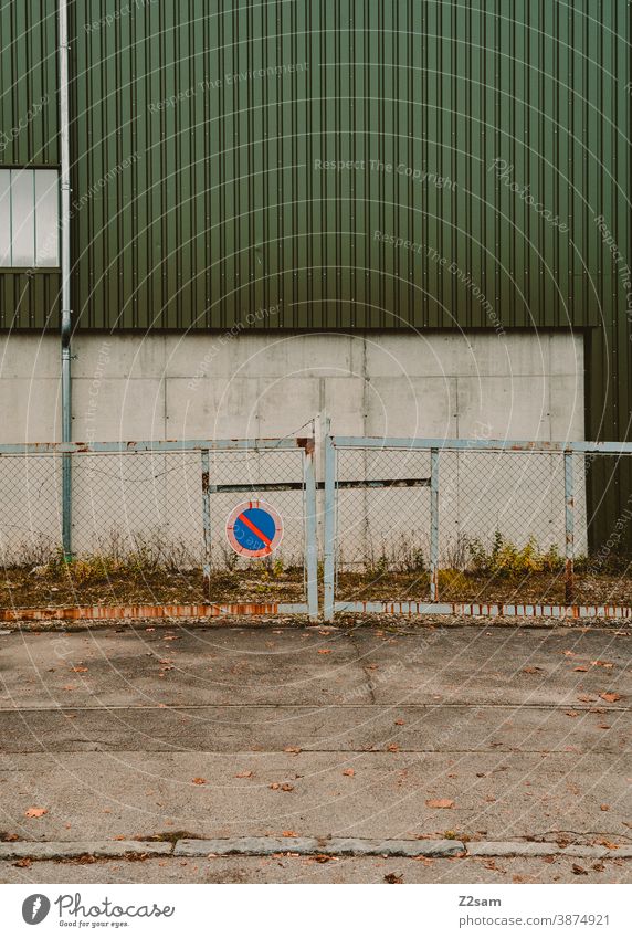 Verwachsene Einfahrt in einem Industriegebiet industrie architektur industriehalle industriegebiet tor fabrik fabrikhalle linien minimalismus beton einsam