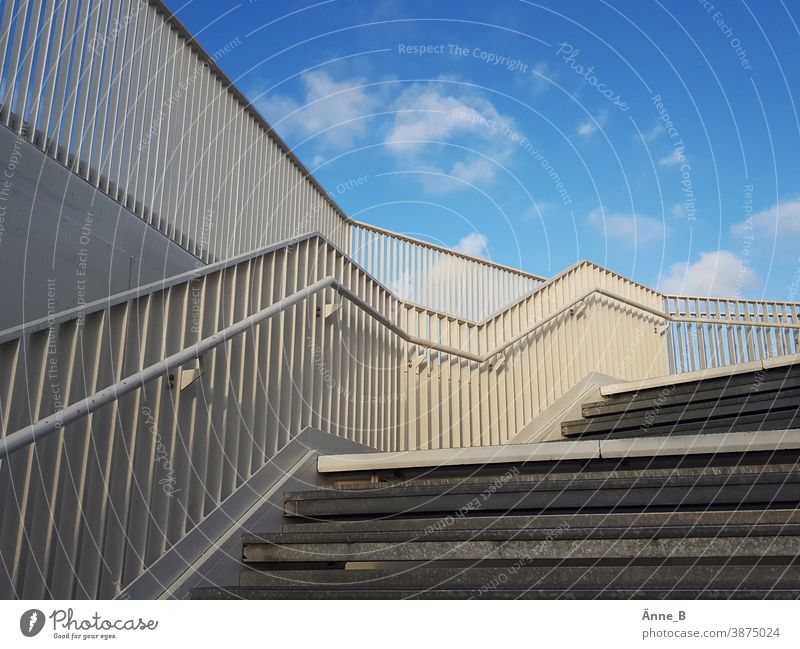 Treppe hinauf zur Aussichtsplattform "Wolkenhain" Treppengeländer Geländer Aussichtspunkt blauer Himmel mit Wolken hinauf Blickwinkel Architektur