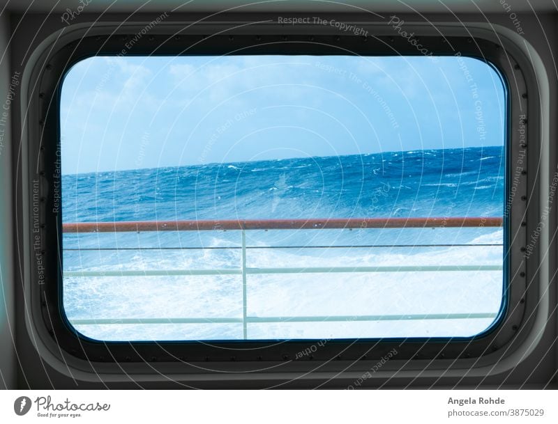 Blick aus einem Kabinenfenster eines Kreuzfahrtschiffes auf die stürmische See Fenster Atlantik Meereswellen Ozean-Horizont Geplätscher wild dramatisch Wellen