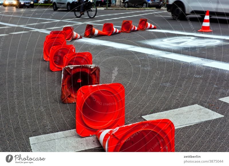 Einrichtung eines neuen Fahrradweges abbiegen asphalt beschriftung ecke fahrbahnmarkierung fahrrad fahrradweg hinweis hütchen kante kegel kurve linie links navi