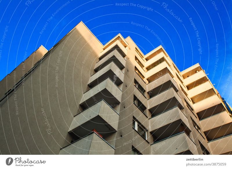 Anonymes Wohnhochhaus in Schöneberg architektur außen berlin büro city deutschland fassade fenster froschperspektive hauptstadt himmel himmelblau innenstadt