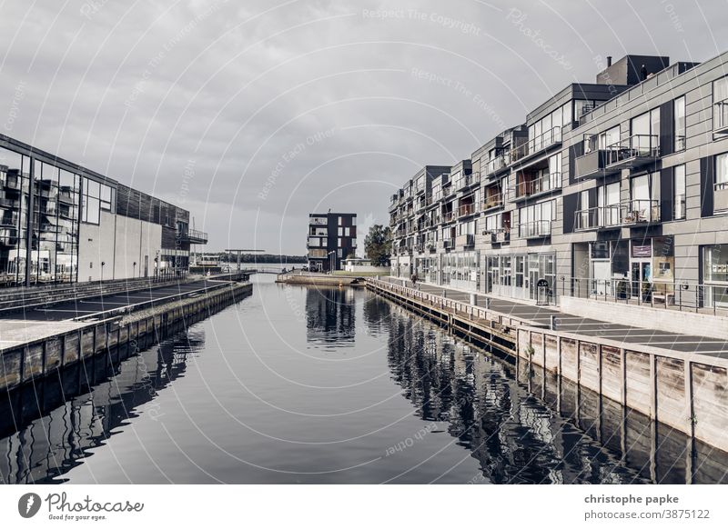 Moderne Häuser am Wasser Haus wohnen Immobilie Gebäude Luxus modern Architektur Bauwerk Fassade Fenster Außenaufnahme Menschenleer Wohnung Stadt urban immobilie