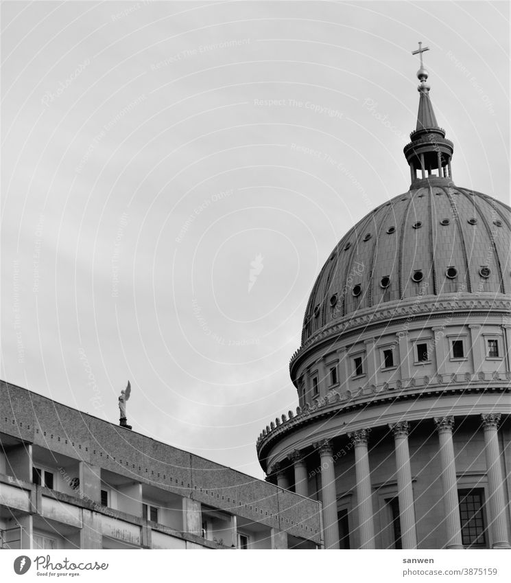 Gegensätze Unterschiede Plattenbau Nikolaikirche Potsdam Gebäude Wohnblock Kirche Koppel Balkon Architektur Haus Beton Fenster DDR Säulen