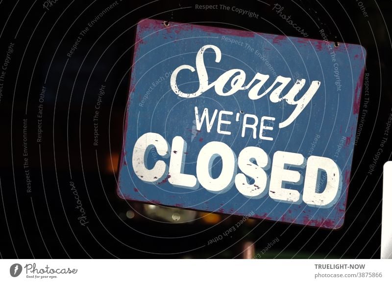 Sorry we're CLOSED Blaues Vintage Metallschild mit weisser Schrift im Fenster eines Restaurants hat  in der Pandemie Lockdown Zeit der Insolvenzen besondere Bedeutung | Corona Thoughts