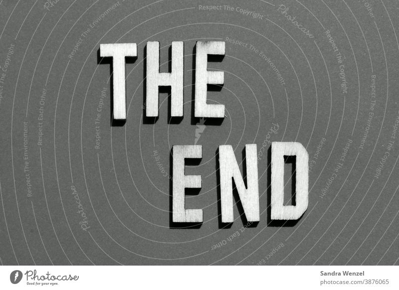 "The End" in Buchstaben auf Papier The end Das Ende coronavirus Virus Pandemie das Ende der Welt alles geht zu ende zu ende bringen abschluss Abschlussfeier