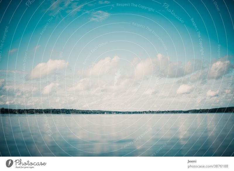 Spiegelung von Himmel und Wolken in der Wasseroberfläche eines Sees Horizont blau weiß Reflexion & Spiegelung ruhig Natur Landschaft Wasserspiegelung