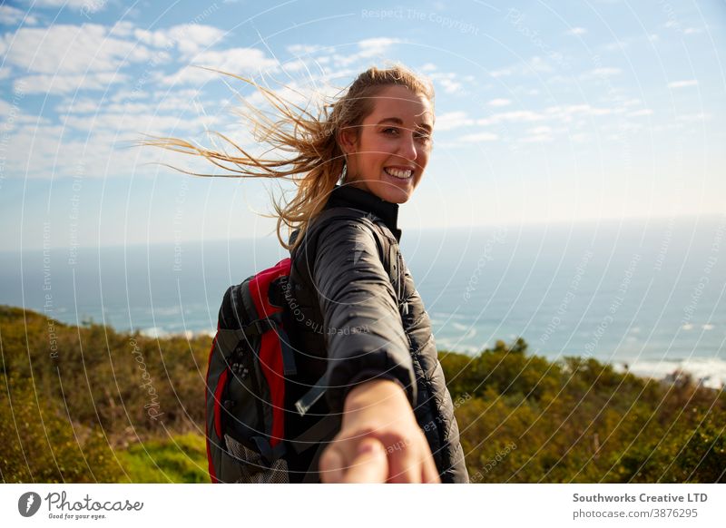 POV-Aufnahme einer jungen Frau, die auf dem Land am Meer wandert und ihren Partner ermutigt, ihr zu folgen pov Standpunkt mir folgen Paar wandern Wanderung