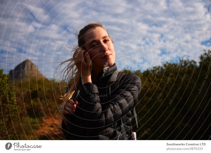 Porträt einer jungen Frau mit Rucksack beim Wandern auf einem Pfad durch die Landschaft Fernweh laufen Junge Frauen Wanderung wandern Spaziergang aktiv Feiertag