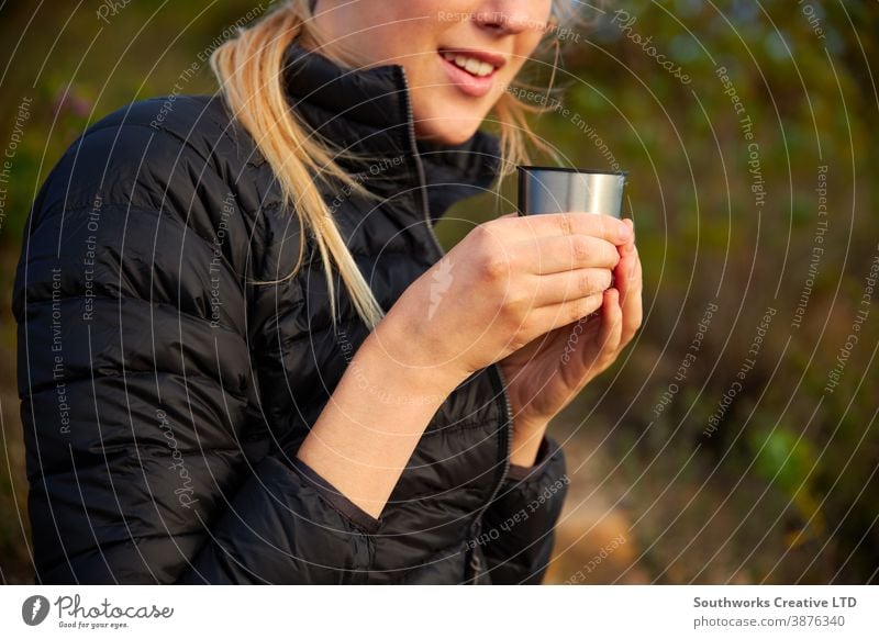 Nahaufnahme einer Frau, die eine Pause vom Wandern auf dem Land einlegt und Kaffee aus der Flasche trinkt Wanderung laufen Junge Frauen wandern Spaziergang