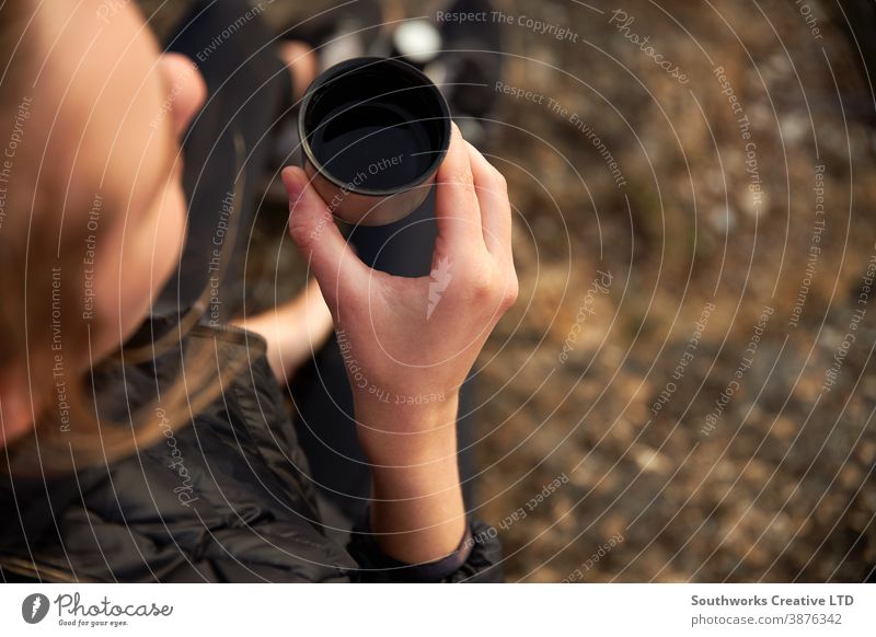 Nahaufnahme einer Frau, die eine Pause vom Wandern auf dem Land einlegt und Kaffee aus der Flasche trinkt laufen Junge Frauen Wanderung wandern Spaziergang