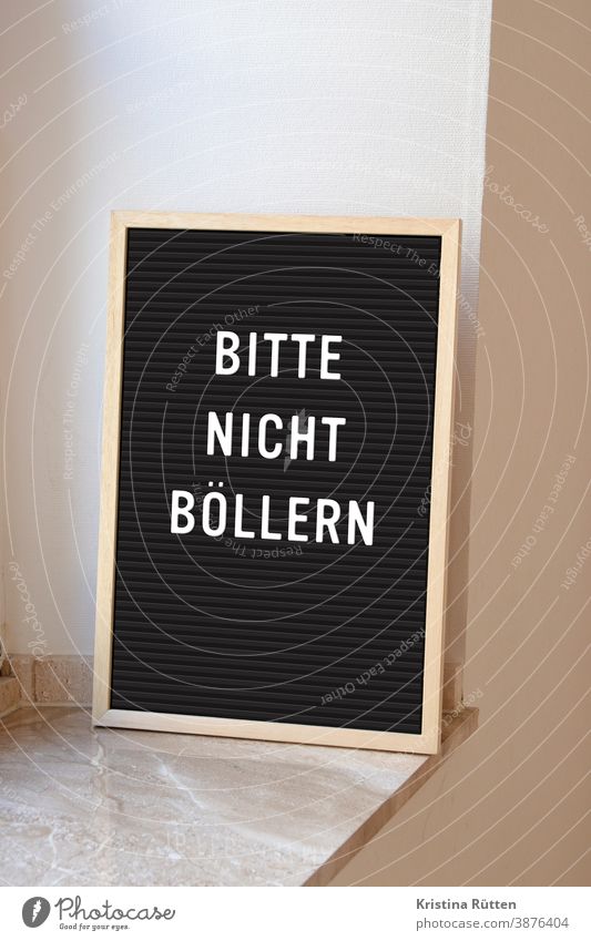 bitte nicht böllern schild auf fensterbank böllerverbot verbieten verboten knaller raketen feuerwerkskörper privat silvester silvesterfeuerwerk neujahr knallen