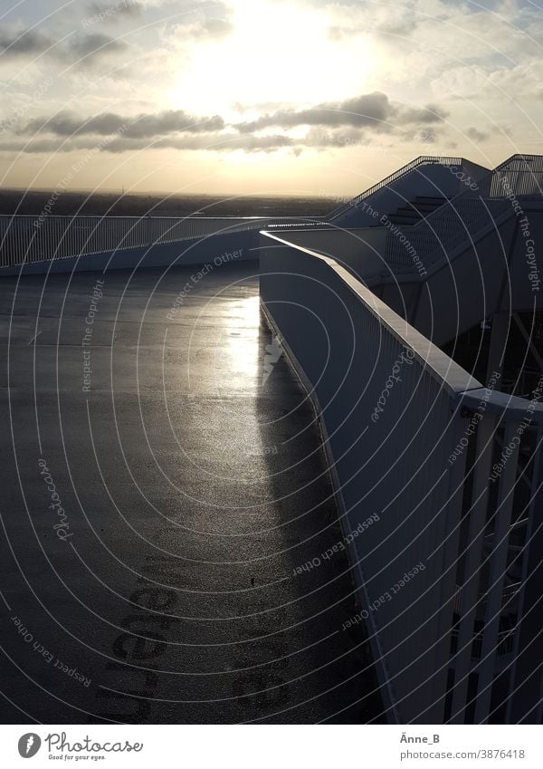 Wolkig mit Aussicht auf die Sonne Geländer Aussichtspunkt Aussichtsplattform Wolkenhain Architektur Stahlkonstruktion Himmel Bauwerk Kienbergpark Treppen