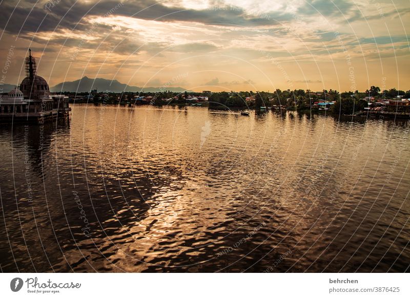 ein abend am fluss besonders Landschaft Sonnenuntergang wunderschön traumhaft Fluss Sonnenlicht Gegenlicht Abenddämmerung Natur Farbfoto exotisch Sarawak