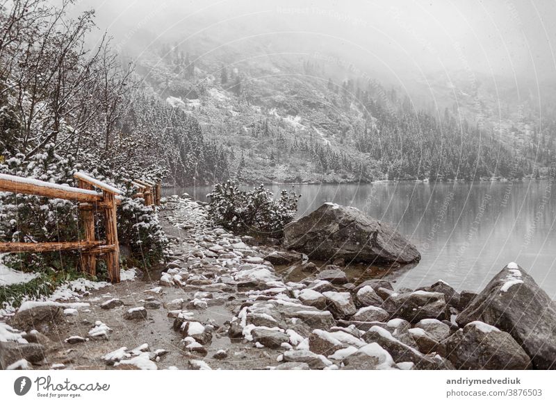 Bergsee im Winter. Seitenansicht. Morske Oko. Polen Berge u. Gebirge Landschaft Ansicht Schweiz Himmel schön Damm See Natur Hintergrund reisen blau im Freien