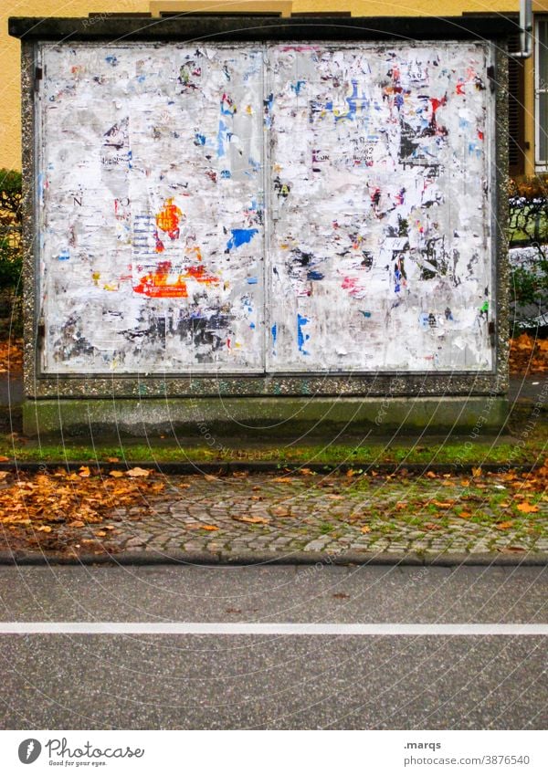 Abgenudelte Plakate Stromkasten Plakatwand alt Werbung Litfaßsäule trashig Papier Zettel Printmedien Werbebranche Kommunizieren Vergänglichkeit Medien Verfall