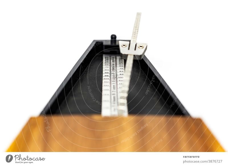 Detail des Pendels eines klassischen Metronoms. Werkzeug zur Rhythmusmessung. Musik Zeit Tempo Musical schlagen Instrument Bewegung Klang alt Objekt pendeln