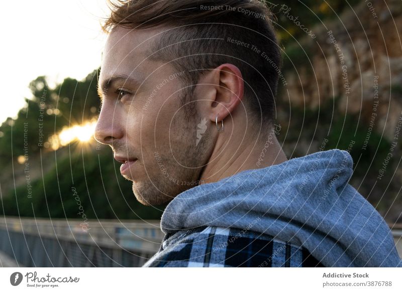 Junger Mann im karierten Hemd entspannt auf grünem Hügel Reisender Hipster Windstille sich[Akk] entspannen Natur ruhen ruhig kariertes Hemd Landschaft jung