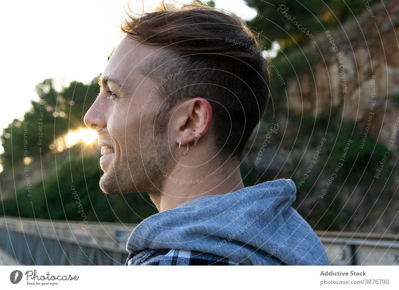 Junger Mann im karierten Hemd entspannt auf grünem Hügel Reisender Hipster Windstille sich[Akk] entspannen Natur ruhen ruhig kariertes Hemd Landschaft jung