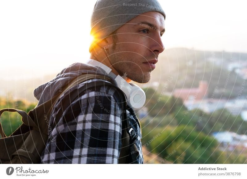 Nachdenklicher Reisender steht auf einem Hügel und betrachtet die Aussicht Hipster besinnlich nachdenklich Mann Zeitgenosse Denken männlich reisen Lifestyle Typ