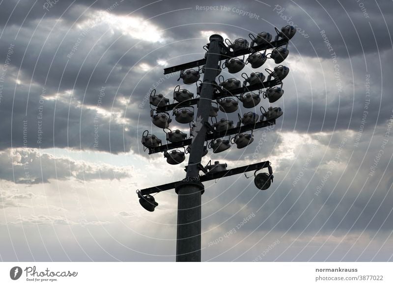 Flutlicht stadionbeleuchtung flutlicht strahler scheinwerfer blau himmel lampe mast halogenstrahler betonmast