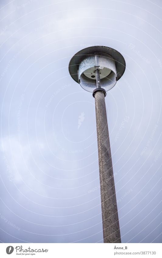 DDR Straßenbeleuchtung vom Typ RSL 1 Laterne Laternenpfahl Himmel Straßenlaterne Straßenlaterne Typ "Rostock" RSL1 zweilampig Ostalgie Beleuchtung blau Licht