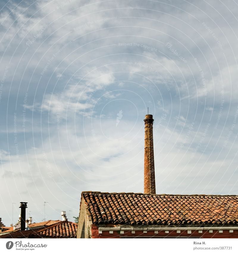 Dach & Schornstein Wolken Schönes Wetter Venedig Stadt Gebäude alt blau rot verfallen Quadrat Ziegeldach Farbfoto Außenaufnahme Menschenleer Textfreiraum links