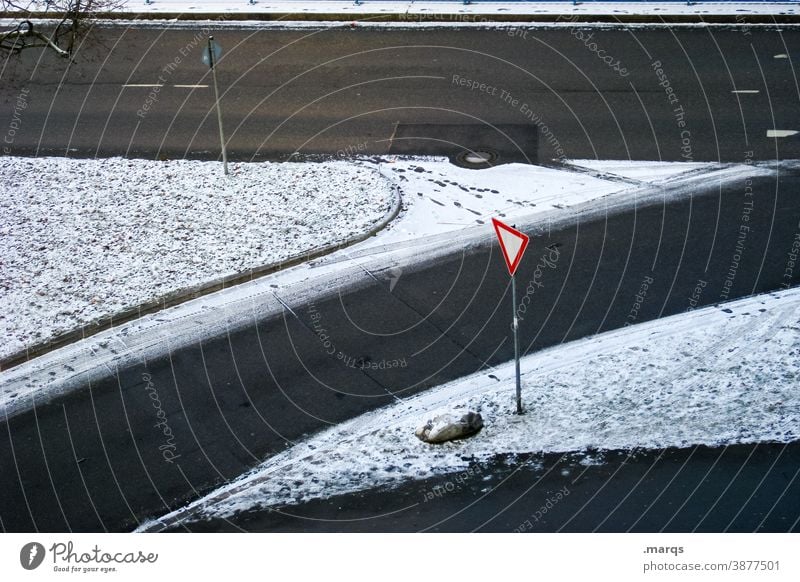 Vorfahrt achten StVO Straße Schnee Winter Zufahrtsstraße Straßenverkehr Wege & Pfade Vogelperspektive Verkehrszeichen Verkehrsschild