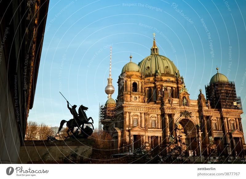 Berliner Dom, Altes Museum und Fernsehturm architektur berlin büro city deutschland froschperspektive hauptstadt haus himmel innenstadt mitte skyline tourismus