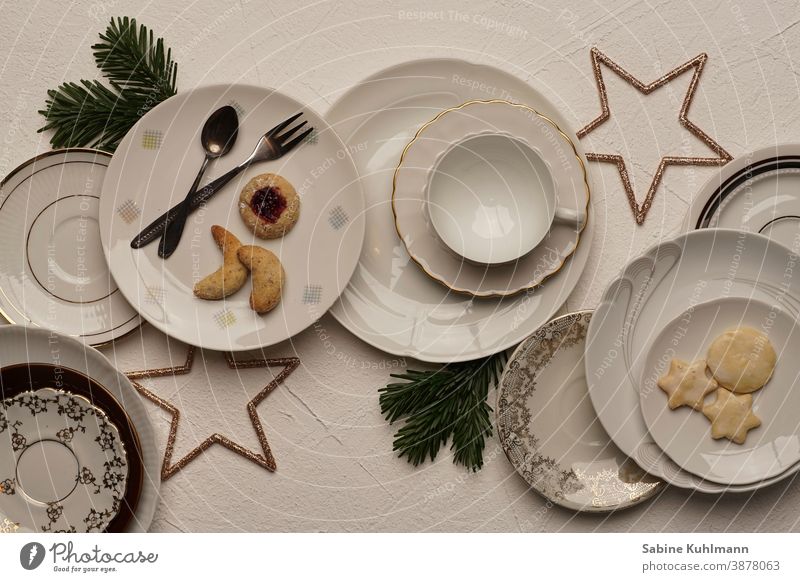 Verschiedene Teller mit Gebäck und Weihnachtsdekoration teller mit weissem hintergrund Kaffeetasse Kaffeetisch Kaffeegeschirr Farbfoto Kaffeetrinken Tasse