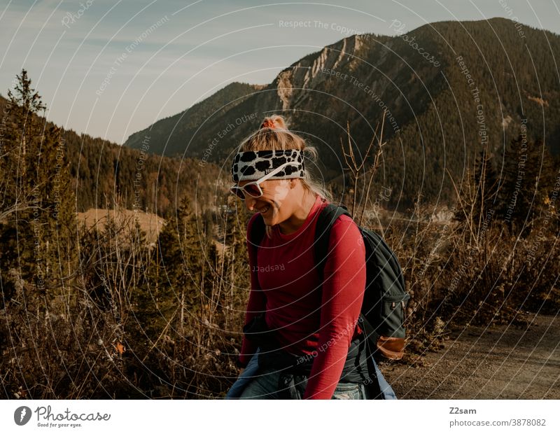 Junge Frau beim Wandern im Herbst schliersee spitzing wandern herbstfarben junge frau sportlich outtdoor rucksack ausflug abenteuer bewegung wandertour