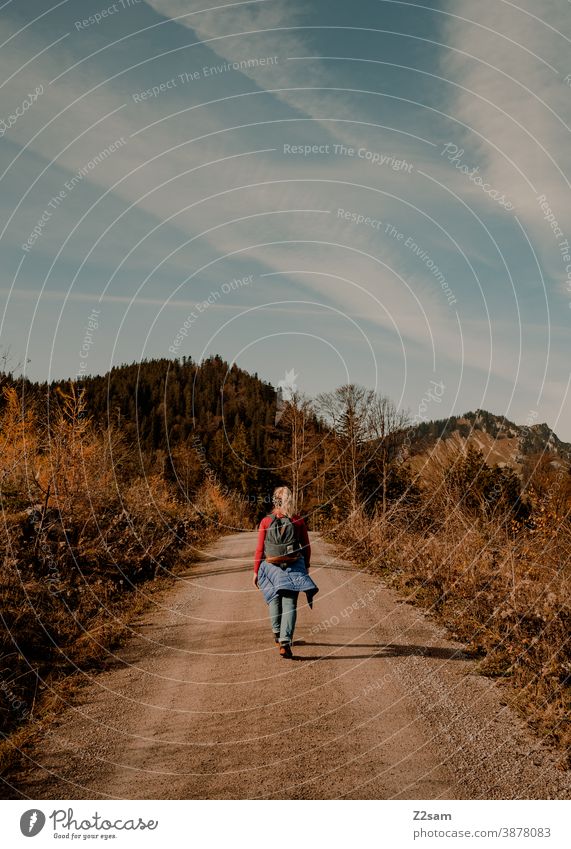 Junge Frau beim Wandern im Herbst schliersee spitzing wandern herbstfarben junge frau sportlich outtdoor rucksack ausflug abenteuer bewegung wandertour