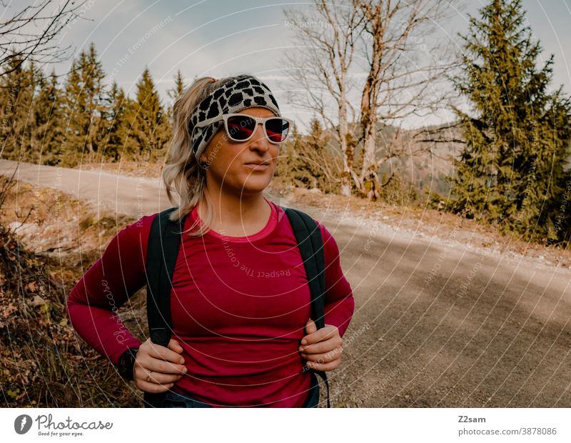 Junge Frau beim Wandern trinkt aus einer Thermosflasche schliersee spitzing wandern herbstfarben junge frau sportlich outtdoor rucksack ausflug abenteuer