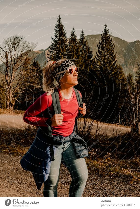 Junge Frau beim Wandern im Herbst schliersee spitzing wandern herbstfarben junge frau sportlich outtdoor rucksack ausflug abenteuer bewegung wandertour