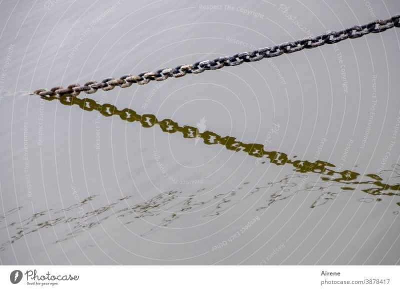 an die Kette gelegt Wasser Kontrast Reflexion & Spiegelung Barriere Hintergrund neutral schwarz blockieren nass Wellen lang maritim grau Schiffskette silber