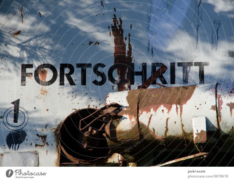 dieser Fortschritt kommt nicht wieder zurück Karosserie Rost Typographie Mähdrescher kaputt Detailaufnahme Vergänglichkeit Zahn der Zeit Schattenspiel