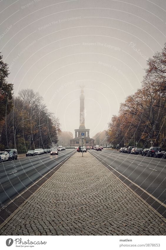 Novembernebel Berlin Hauptstad 17. juni Nebel Siegessäule Strasse Autos Magistrale Verkehrswege Mittelstreifen Himmel Wolken Straße des 17. Juni Wahrzeichen