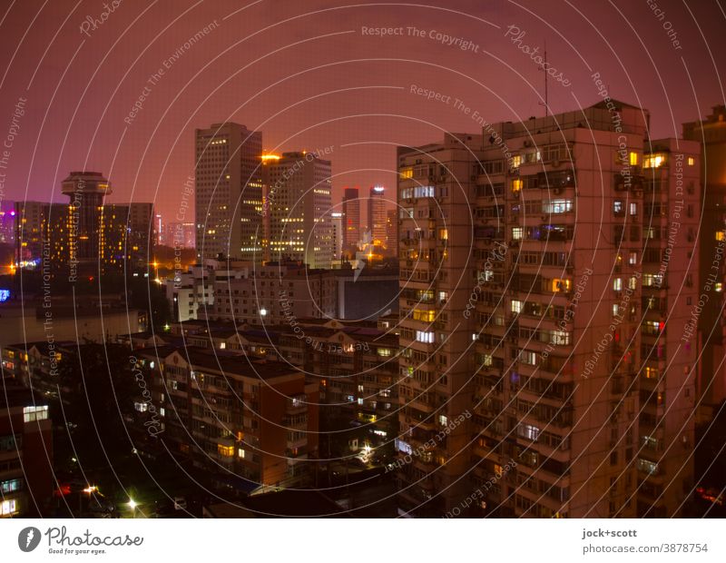 Großstadt mit seinen Lichtern in der Nacht Peking Himmel Stadtzentrum Hochhaus Plattenbau Wohnhochhaus Bürogebäude Fassade leuchten authentisch dunkel viele