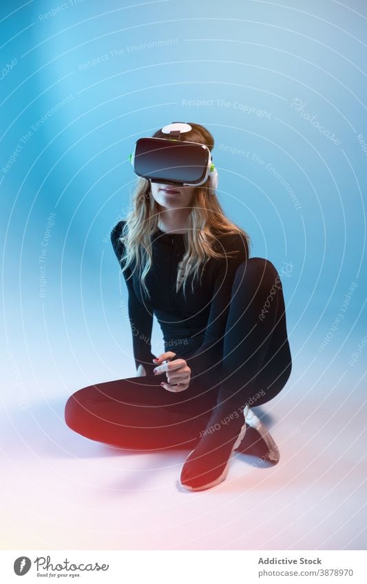 Anonyme junge Frau mit VR-Erfahrung Headset Technik & Technologie Gerät Virtuelle Realität modern Innovation Entertainment Video futuristisch Simulation