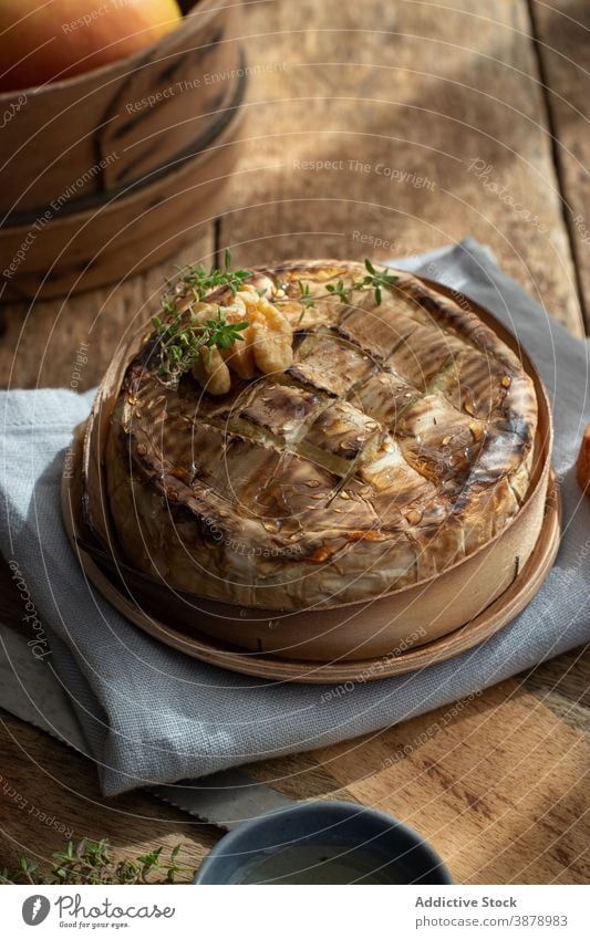 Gebackener Camembert auf Holztisch serviert Küchenkräuter lecker Holzplatte Tisch Kruste Baguette geschmackvoll geschmolzen Schimmelpilze organisch